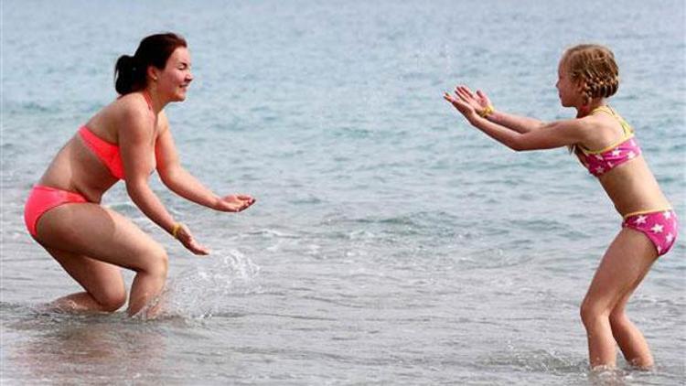 Antalya’da güneşi gören turistler denize koştu