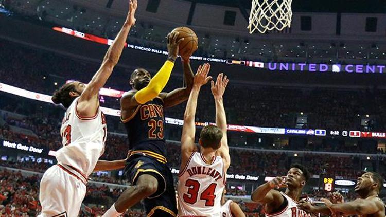 LeBron James, Chicago Bullsu son saniyede yıktı