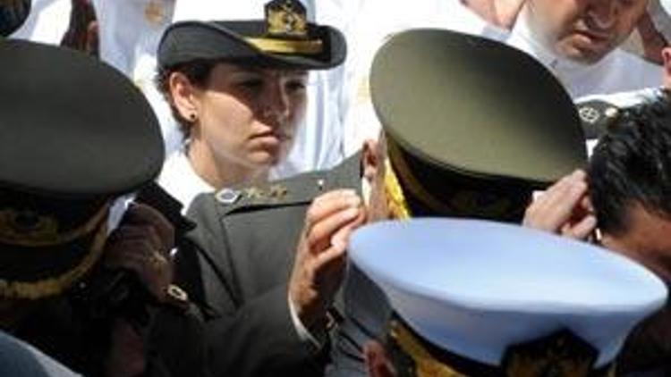 Şehit erin cenazesinde kadın subaylar saf tuttu