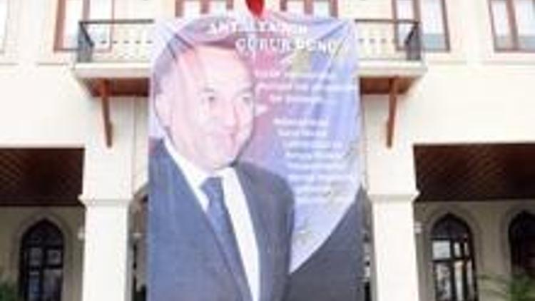 Valilik binasına AKPM Başkanı Çavuşoğlu posteri