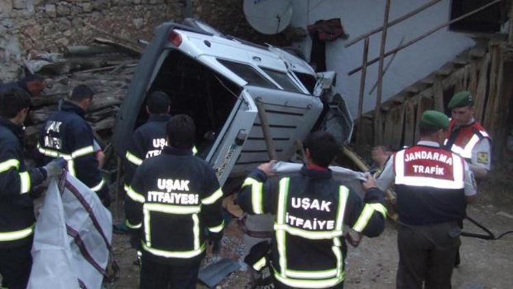 Otomobil bahçede çay içenlerin üzerine düştü: 2 ölü