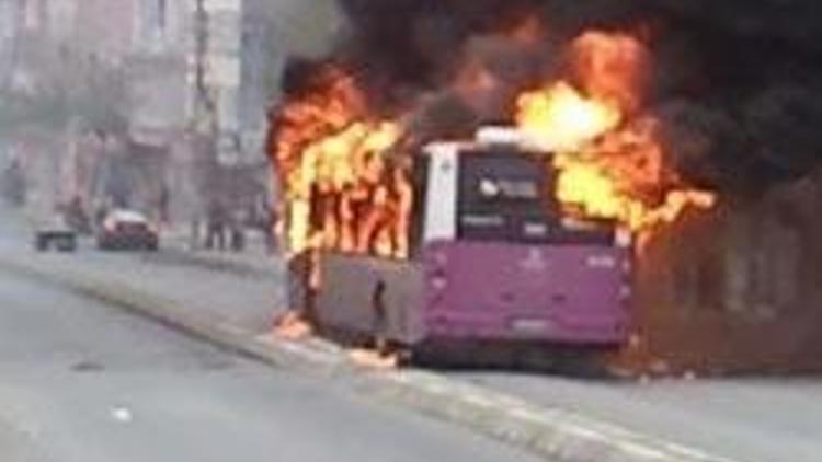 İçinde yolcu bulunan otobüse molotof