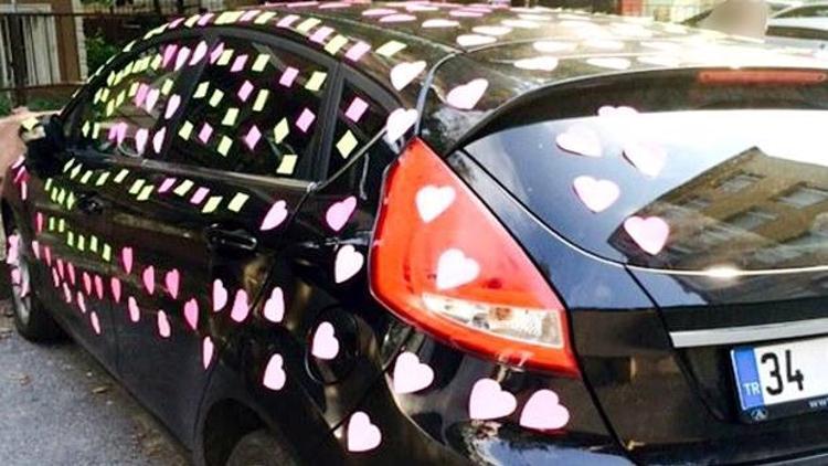 Sevgilisinin arabasını ‘seni seviyorum’ yazan post-it’lerle kapladı