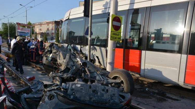 Tramvay otomobili biçti: 2 yaralı