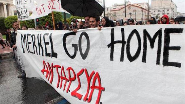 Protestolarla karşılanan Merkelden Yunanistana yardıma devam sözü