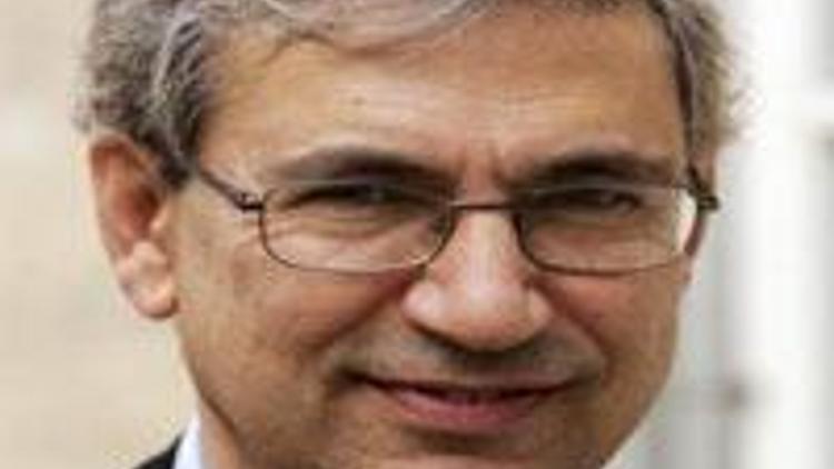 Orhan Pamuk pressed for political answers during Moscow press conference