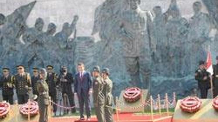 Çanakkale Kara Savaşlarının 98. yıldönümünde tören yapıldı