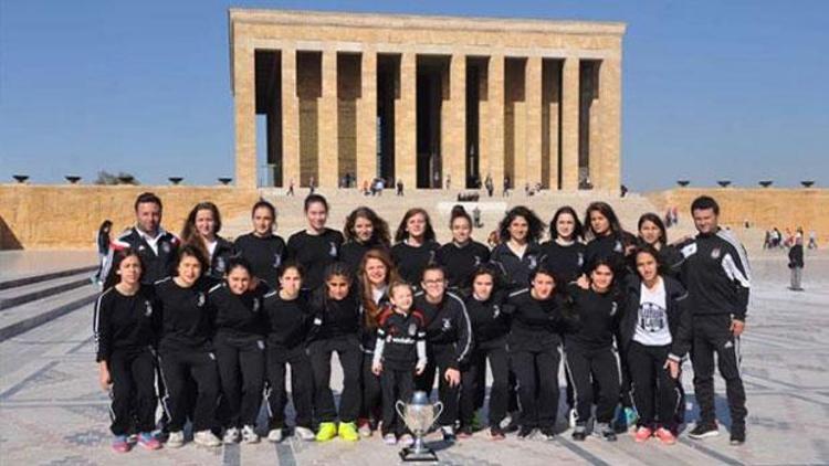 Beşiktaş Kadın Futbol Takımı, Anıtkabiri ziyaret etti