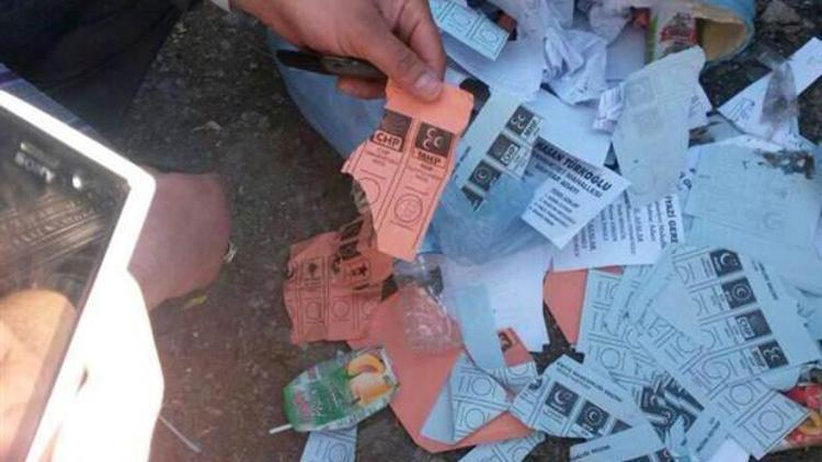 Çöplerde CHP ve MHP’ye evet basılı pusulalar