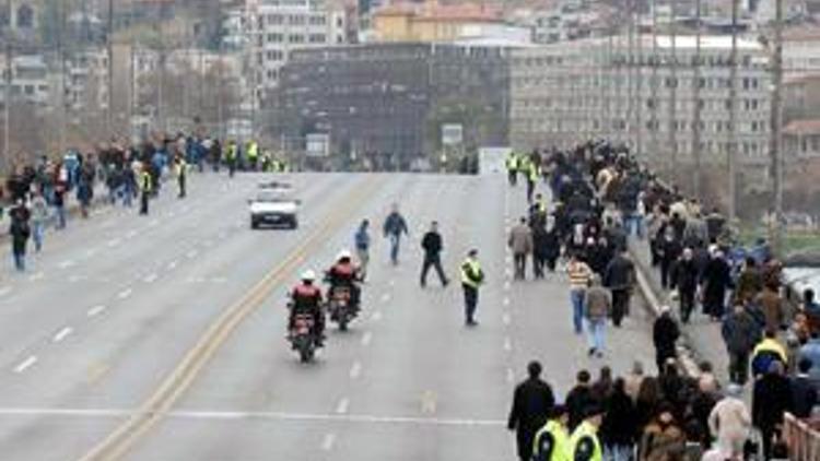 Papa, İstanbul trafiğini kilitledi