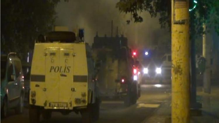 Diyarbakırda hendek kazan silahlı grup polisle çatıştı: 1 yaralı