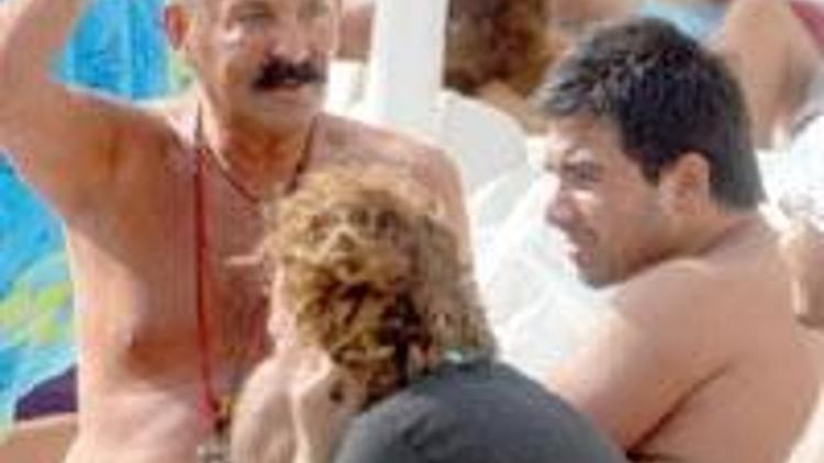 Cemil İpekçi halk plajında tangasıyla yakalandı