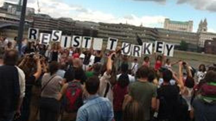 Londrada Tate Modern önünde Gezi Parkı protestosu