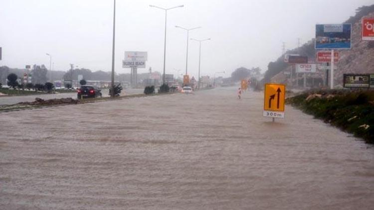 Antalyada yağış ve fırtına hayatı felç etti