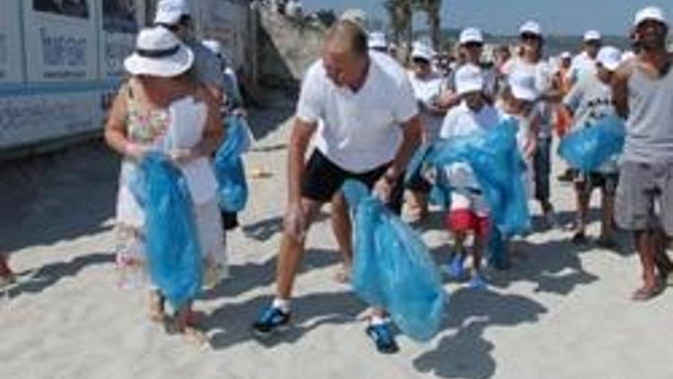 Çocuklarıyla beraber plajda çöp topladı