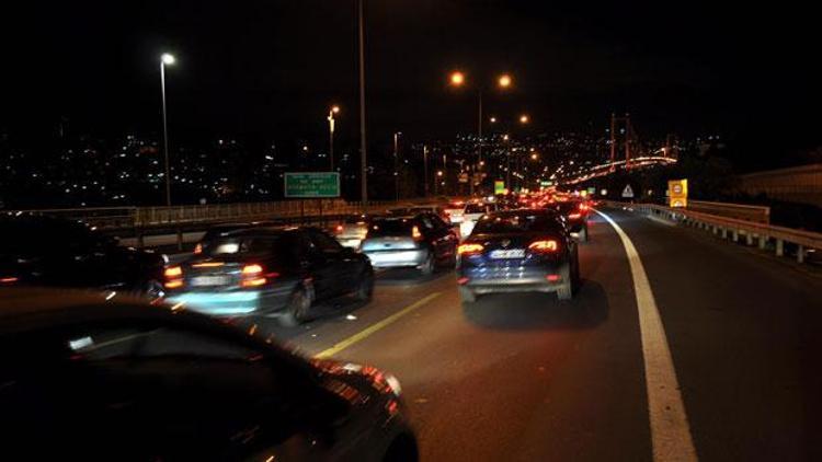 Gece yarısı Köprüdeki intihar girişimi trafiği felç etti