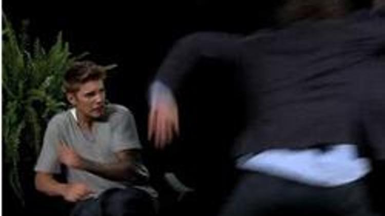 Justin Biebera kemerle saldırdı
