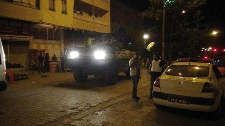 Diyarbakırda polis aracına silahlı saldırı: 1 polis şehit oldu, 1 vatandaş hayatını kaybetti