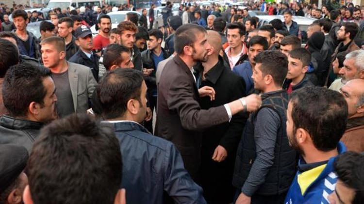 Erzurumda HDP seçim otobüsüne saldırı