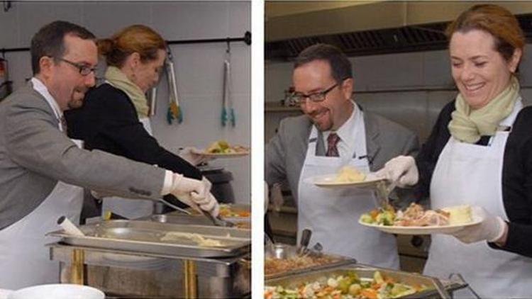 ABDli büyükelçi John Bassten elçilik çalışanlarına Şükran Günü yemeği