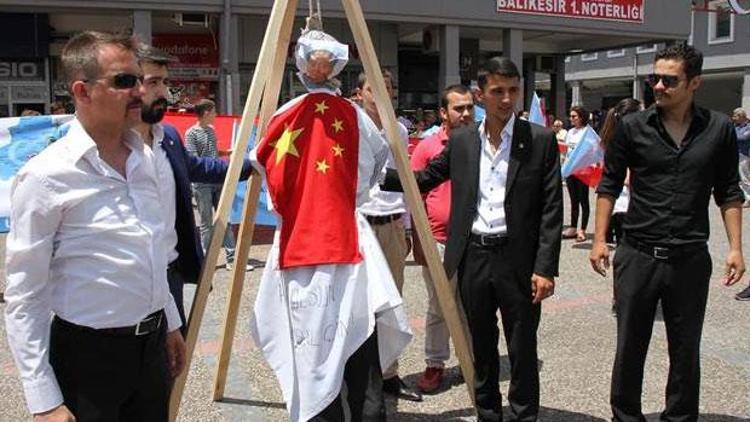 Balıkesir’deki eylemde Mao’yu astılar