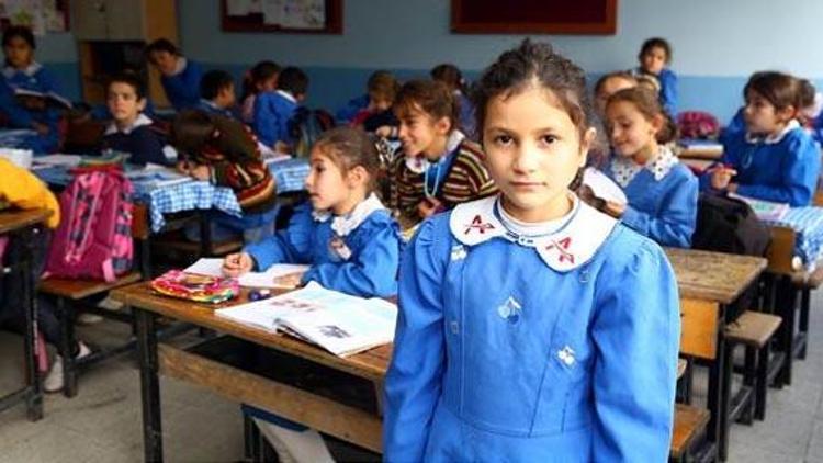 Küçük İlknur, emanet önlükle okuluna devam ediyor