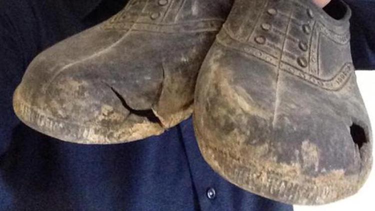 Madenci babasının lastik ayakkabıları müzeye konulacak