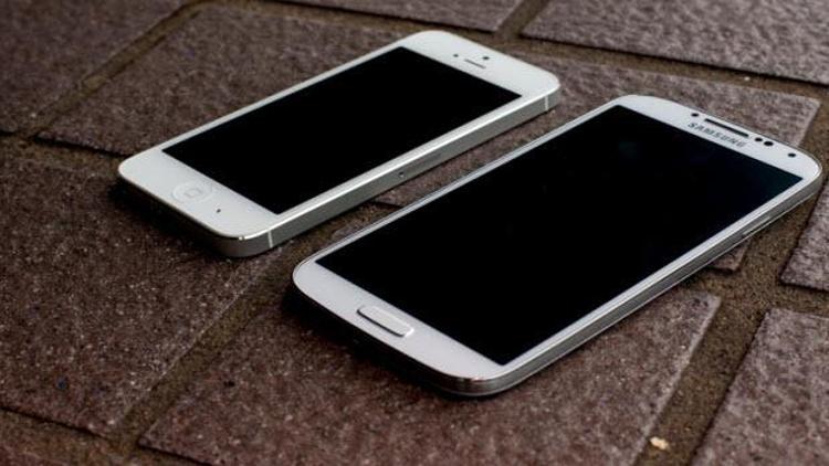 Galaxy S4 ve iPhone 5Si hacklediler