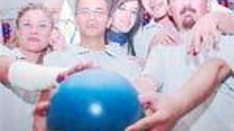 Sağlıkçılar bowling oynayarak stres attı