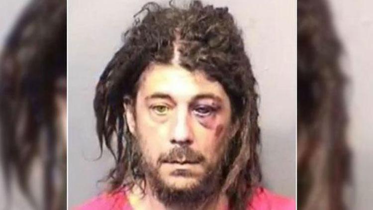 ABDde uyuşturucu alan bir adam, ağaçla cinsel ilişkiye girmeye kalktı
