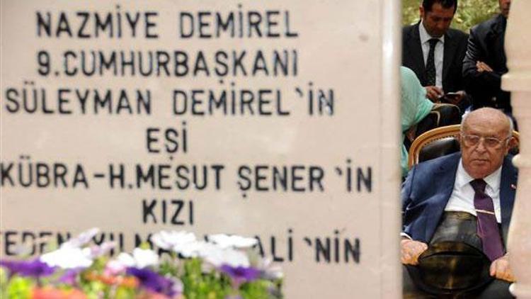 Demirel, eşinin mezarını ziyaret etti