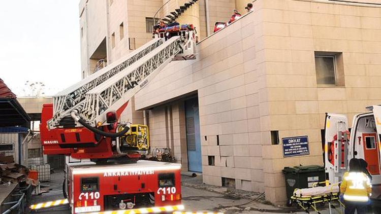 Hastaları yangından tatbikatla kurtardılar