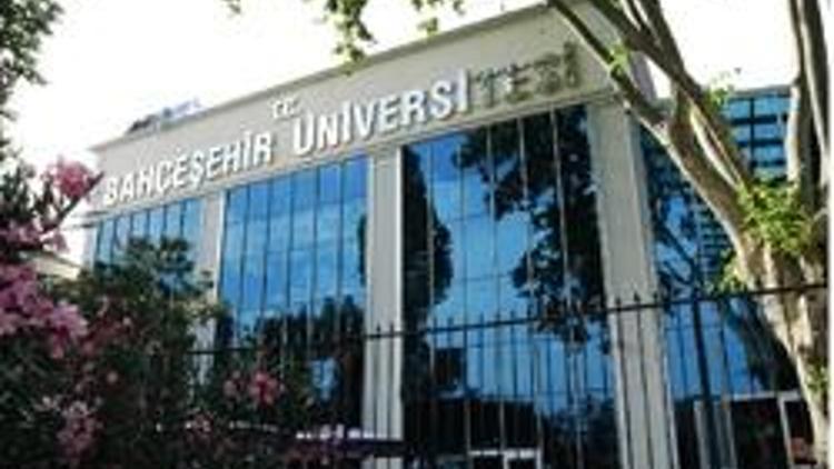 Bahçeşehir Üniversitesi öğrencilerinden taşınma kararına protesto