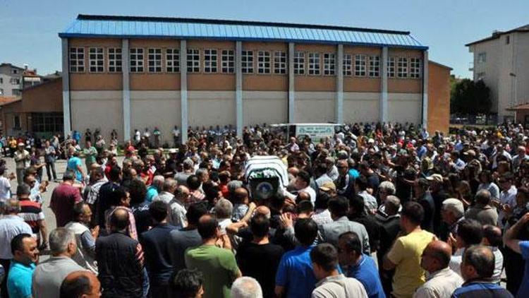 Levyeli yol verme kavgasında öldürülen öğretmen için okulda hüzünlü tören