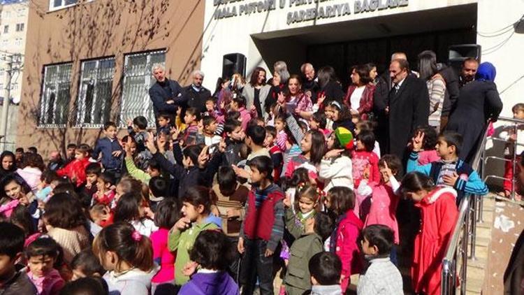 Kürtçe okulda ilk karne sevinci