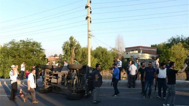 Diyarbakırda zırhlı araç devrildi: 6 polis yaralı