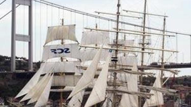 Tarihi gemiler İstanbul Boğazında