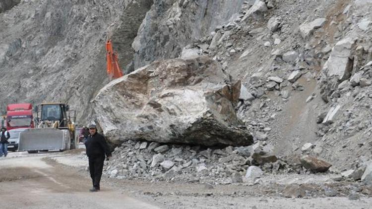 Artvin-Erzurum Karayoluna kaya yağdı