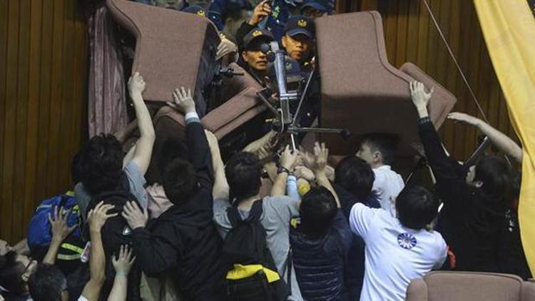 Tayvanda göstericiler, parlamentoyu işgal etti