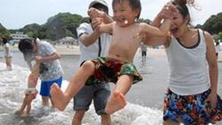 Fukuşimada ilk defa plaj açıldı