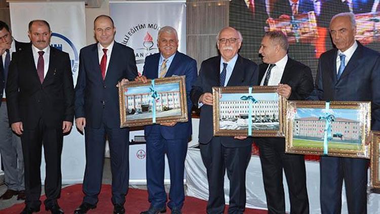 Eğitime destek verene Bakan Avcı’dan plaket