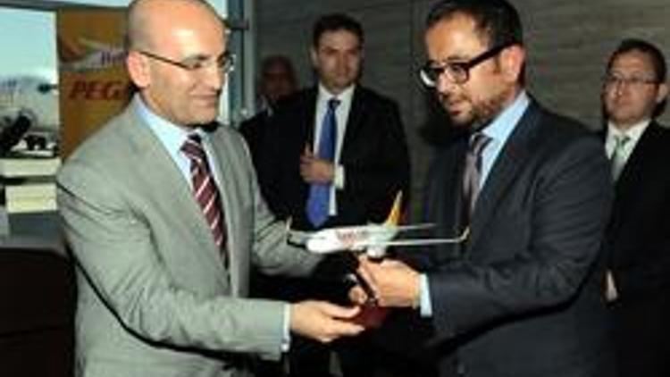 Uçağı Maliye Bakanı karşıladı