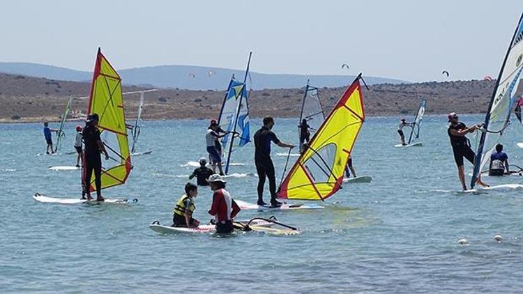 Turizm cenneti Alaçatı’da sörf sporuna çocuk ilgisi