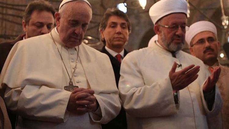Papa Francesco Sultanahmet Camiinde dua etti