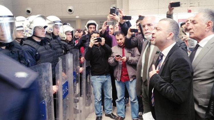 Çağlayan Adliyesinde Baro Başkanı Ümit Kocasakala da barikat