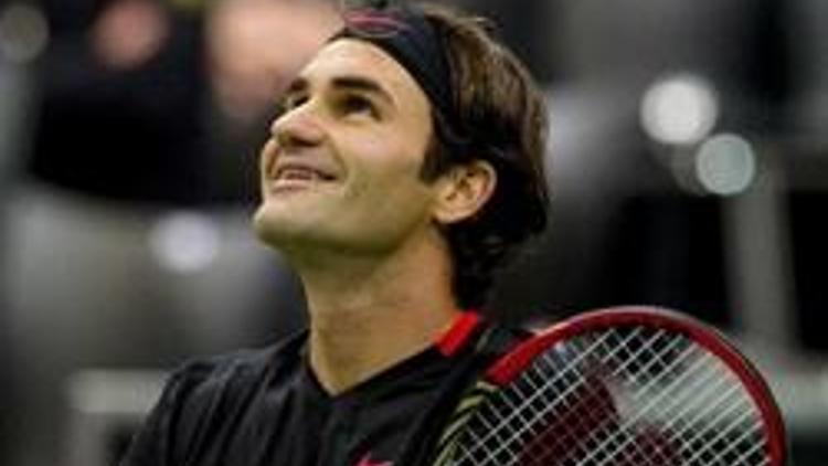 Federer iki tur birden atladı