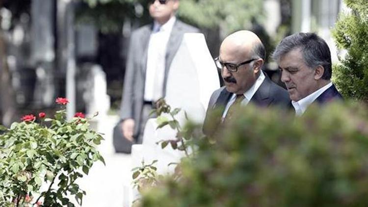 Abdullah Gül Erbakanın mezarını ziyaret etti