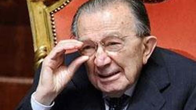 İtalyanın eski başbakanı Giulio Andreotti öldü