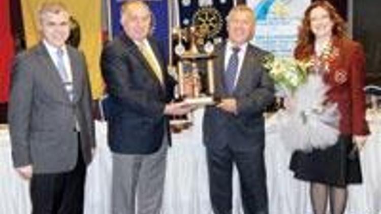 Karşıyaka Rotary’nin ödülü Mehmet Özkan’a