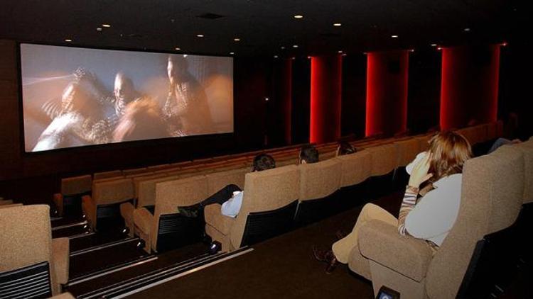 Sinema salonu sayısı artarken tiyatro salonları kapanıyor
